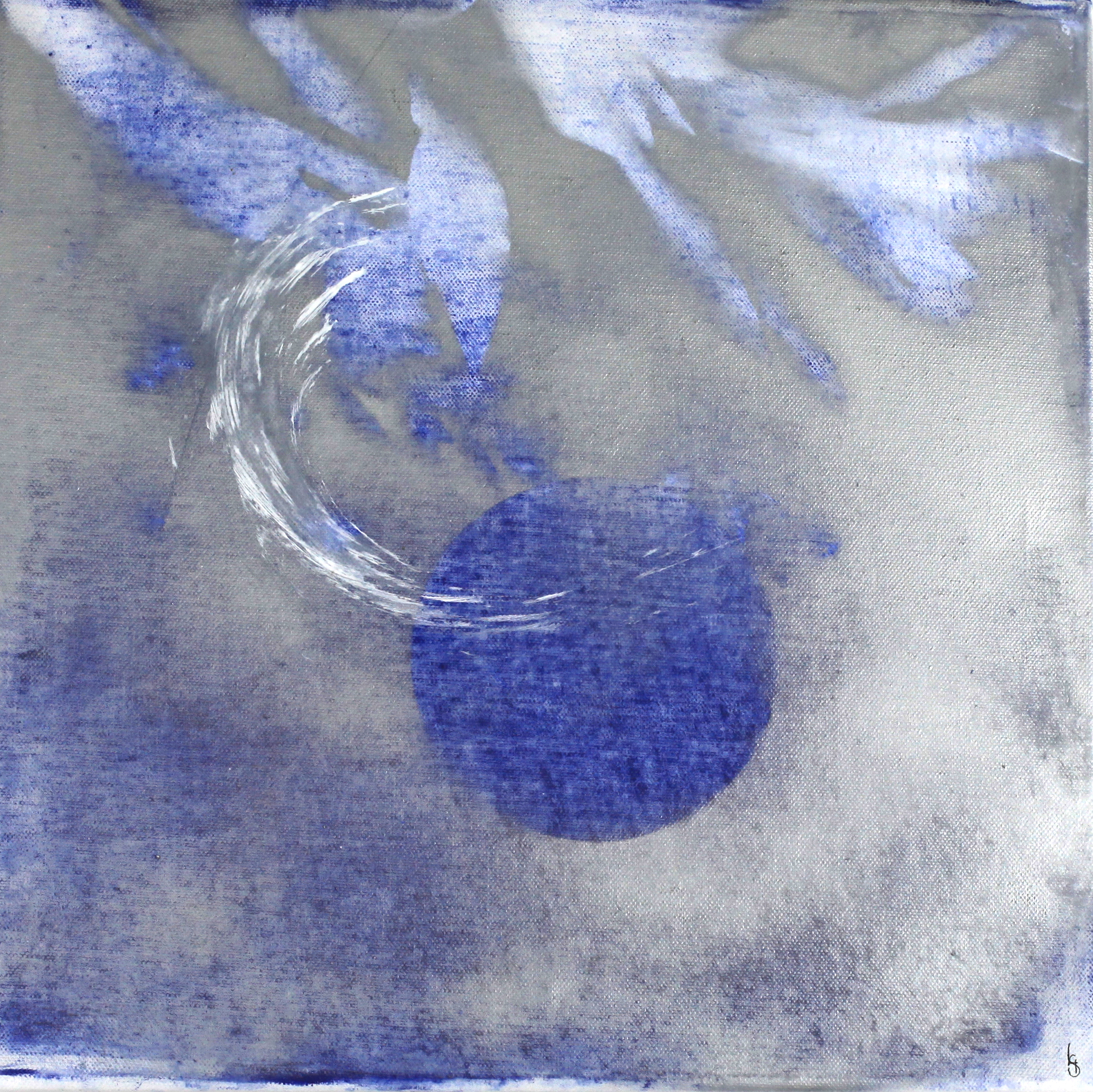 Silberne Welle – Bewegung des Wassers I - "Silberne Welle – Bewegung des Wassers I" ist ein abstraktes Gemälde, das die dynamische und doch beruhigende Bewegung des Wassers einfängt. Die Komposition besteht aus verschiedenen Blautönen und einem zentralen Wirbel aus weißen Linien, die die Form einer Welle oder eines Strudels andeuten. Der Hintergrund ist in diffusen, blauen und silbernen Farbtönen gehalten, die eine tiefgründige und fast mystische Atmosphäre schaffen.

Die weißen und silbernen Pinselstriche im Zentrum des Bildes vermitteln ein Gefühl von Bewegung und Energie, als ob das Wasser in ständiger Bewegung wäre. Die geschwungenen Linien und die sanften Übergänge zwischen den Farben erzeugen eine harmonische und gleichzeitig dynamische Szenerie.

"Silberne Welle – Bewegung des Wassers I" lädt den Betrachter ein, die kraftvolle Eleganz und die beruhigende Wirkung des Wassers zu erleben. Die harmonische Verbindung von Farben und Formen vermittelt ein Gefühl von Ruhe und Bewegung und regt zur Reflexion über die natürliche Schönheit und die unaufhörliche Dynamik der Elemente an., 40 cm x 40 cm