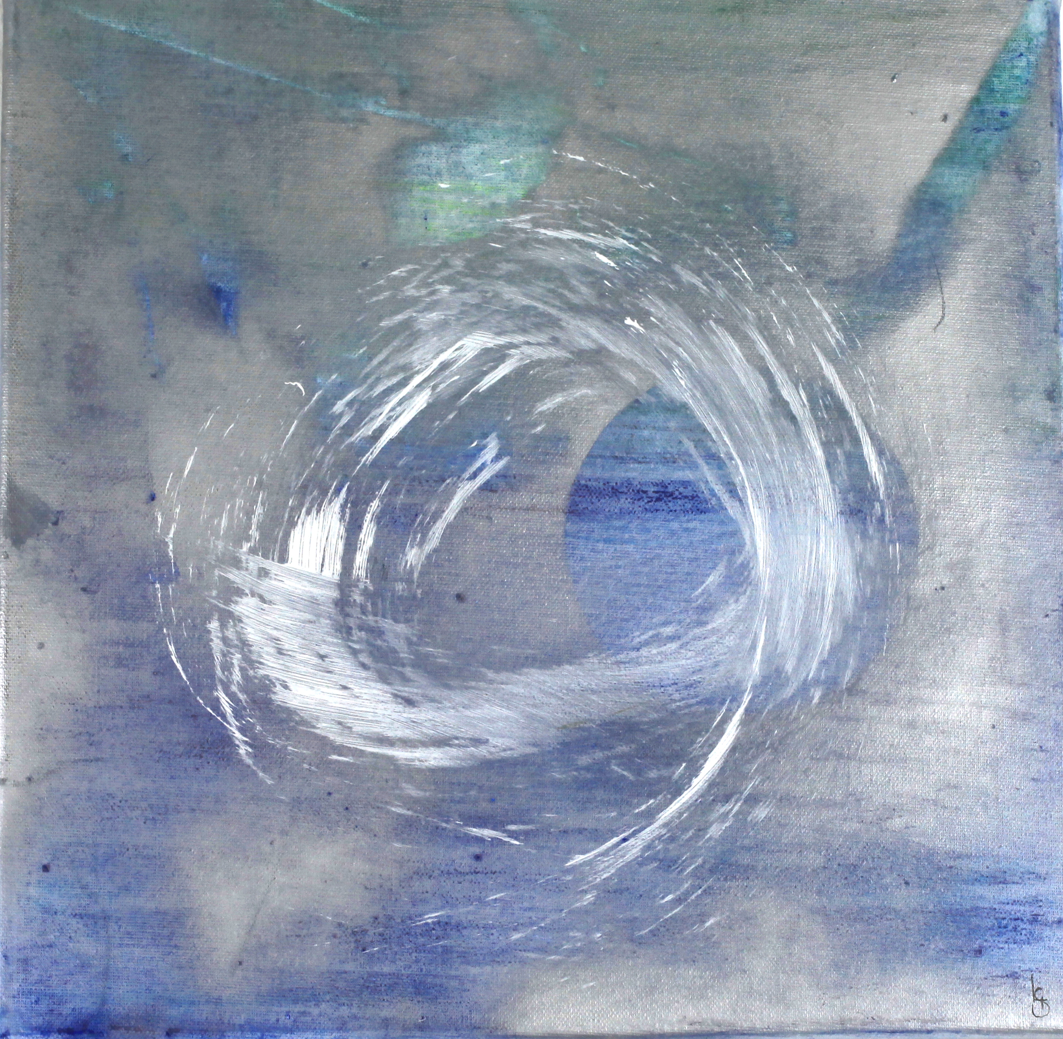 Silberne Welle – Bewegung des Wassers II - "Silberne Welle – Bewegung des Wassers I" ist ein abstraktes Gemälde, das die dynamische und doch beruhigende Bewegung des Wassers einfängt. Die Komposition besteht aus verschiedenen Blautönen und einem zentralen Wirbel aus weißen Linien, die die Form einer Welle oder eines Strudels andeuten. Der Hintergrund ist in diffusen, blauen und silbernen Farbtönen gehalten, die eine tiefgründige und fast mystische Atmosphäre schaffen.

Die weißen und silbernen Pinselstriche im Zentrum des Bildes vermitteln ein Gefühl von Bewegung und Energie, als ob das Wasser in ständiger Bewegung wäre. Die geschwungenen Linien und die sanften Übergänge zwischen den Farben erzeugen eine harmonische und gleichzeitig dynamische Szenerie.

"Silberne Welle – Bewegung des Wassers I" lädt den Betrachter ein, die kraftvolle Eleganz und die beruhigende Wirkung des Wassers zu erleben. Die harmonische Verbindung von Farben und Formen vermittelt ein Gefühl von Ruhe und Bewegung und regt zur Reflexion über die natürliche Schönheit und die unaufhörliche Dynamik der Elemente an., 40 cm x 40 cm