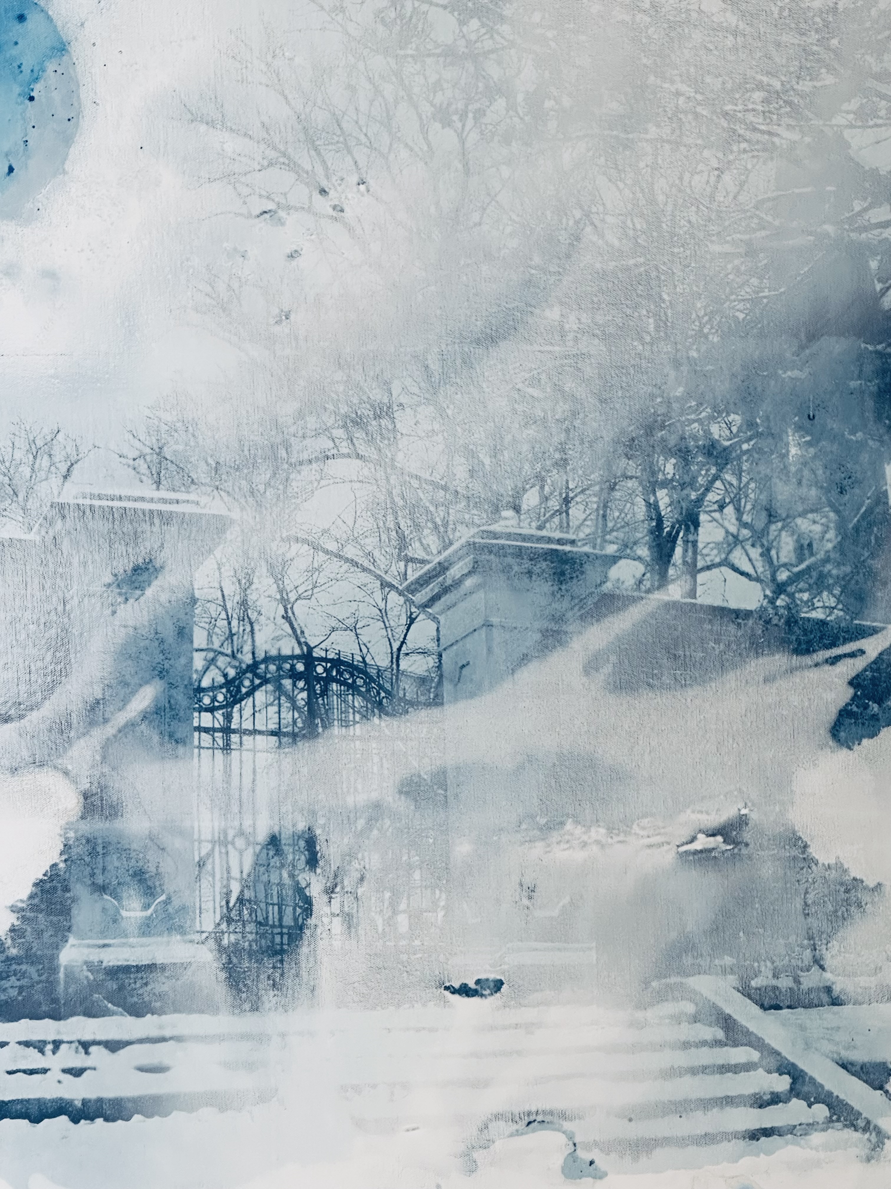 Parkseite im Winter I - „Parkseite im Winter I“ ist ein fesselndes Werk aus der Serie „Heimatfarben im blauen Licht“, das die ruhige und mystische Schönheit einer Winterlandschaft in der Heimatstadt der Künstlerin zeigt. Dieses Kunstwerk kombiniert auf einzigartige Weise die Cyanotypie-Technik mit der Acrylmalerei und schafft so eine visuell beeindruckende und emotional berührende Komposition.

Das Bild zeigt eine exquisite Cyanotypie-Darstellung alter Säulen und eines kunstvoll verzierten Eisengitters, die als stille Wächter einer vergangenen Ära stehen. Vor diesen historischen Strukturen führt eine schneebedeckte Treppe sanft in den Park hinab und lädt den Betrachter ein, die ruhige Winterlandschaft zu erkunden. Die tiefblauen Töne der Cyanotypie stehen in wunderschönem Kontrast zu den sanften, fließenden Acrylfarben und verstärken das Gefühl von Tiefe und Textur in der Szene.

Der abstrakte Mond im Hintergrund fügt eine geheimnisvolle Note hinzu und wirft ein sanftes Licht auf den verschneiten Park. Dieses Element, das in der gesamten Serie konsistent ist, symbolisiert die Ruhe und die ätherische Schönheit von Winternächten. Die Verschmelzung der Techniken und das Zusammenspiel der Farben schaffen eine dynamische und dennoch harmonische Komposition, die die feinen Details und die emotionale Tiefe der Heimatstadt der Künstlerin widerspiegelt.

„Parkseite im Winter I“ lädt die Betrachter ein, sich in die friedliche Atmosphäre des Parks zu vertiefen, die zeitlose Eleganz der Säulen und des Tores zu schätzen und die stille Schönheit der schneebedeckten Treppe zu genießen. Dieses Gemälde ist eine Hommage an den beständigen Charme und den historischen Reichtum der Heimatstadt, zum Leben erweckt durch die innovative Vision und die meisterhafte Verwendung von Cyanotypie und Acryl der Künstlerin., 100 cm x 100 cm x 4 cm