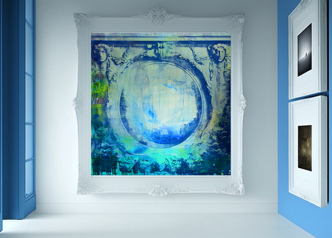 Das Spiegelbild der Ewigkeit - In diesem Werk erkunde ich die Verbindung zwischen Vergangenheit und Gegenwart, indem ich die Cyanotypie-Technik mit Acrylfarben kombiniere. Das zentrale Motiv ist ein kreisförmiges Ornament, das an eine antike Spiegel- oder Portalform erinnert und eine geheimnisvolle Tiefe vermittelt. Umrahmt von archaischen Gesichtern und Ornamenten, erscheint dieser Kreis wie ein Fenster in eine andere Welt, das die Grenzen von Raum und Zeit aufzulösen scheint.

Die kühlen Blau- und Grüntöne lassen das Werk wie eine verborgene Unterwasserwelt wirken, in der Schatten und Licht aufeinander treffen. Die fließenden Farben schaffen eine verwischte, traumhafte Atmosphäre und unterstreichen die Idee des Transzendenten und des Mystischen.

"Das Spiegelbild der Ewigkeit" lädt den Betrachter ein, über die Grenzen der Realität hinauszuschauen und das Zusammenspiel von Zeit, Erinnerung und Vergänglichkeit zu erforschen. Durch die Verschmelzung von Cyanotypie und Acryl wird eine Brücke zwischen der Vergangenheit und der Gegenwart geschaffen, die das Werk in eine meditative Ruhe hüllt., 100 cm x 100 cm x 4 cm