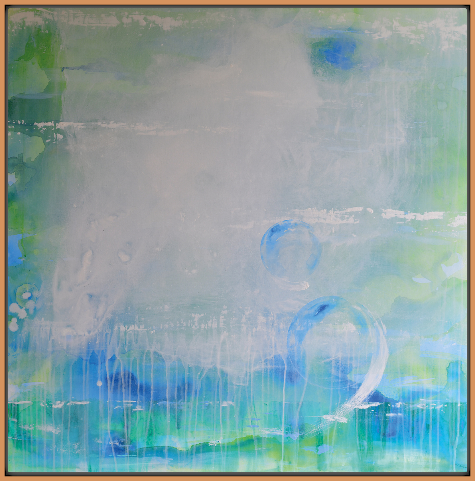 Nebelflucht – Morgenglanz über dem See - „Nebelflucht – Morgenglanz über dem See“ ist ein abstraktes Gemälde, das die mystische Schönheit eines nebligen Morgens an einem See einfängt. In dieser Komposition aus sanften Blau- und Grüntönen schwebt ein heller Nebel über der ruhigen Wasseroberfläche, wodurch eine träumerische und fast surreale Atmosphäre entsteht. Zwei durchsichtige, sphärische Kugeln sind in der Szenerie platziert, die die Reinheit und das Geheimnis der Natur symbolisieren.

Die erste Kugel schwebt nahe der Wasseroberfläche und reflektiert das sanfte Licht des Morgens, während die zweite Kugel etwas höher in der Luft ruht, als ob sie über dem See schwebt. Beide Kugeln wirken ätherisch und verleihen dem Bild eine zusätzliche Dimension von Tiefe und Magie. Die fließenden Linien und die zarten Farbverläufe schaffen ein Gefühl von Bewegung und Ruhe gleichzeitig, das den Betrachter in eine Welt voller Frieden und Mysterium eintauchen lässt.

Durch das harmonische Zusammenspiel von Licht, Farbe und Form lädt „Nebelflucht – Morgenglanz über dem See“ den Betrachter ein, sich in der stillen und friedlichen Morgenlandschaft zu verlieren. Die sphärischen Kugeln dienen als zentrales, verbindendes Element und symbolisieren Klarheit und Reinheit inmitten des sanften Nebels und der weichen Farben. Das Gemälde evoziert ein Gefühl von Zeitlosigkeit und lädt zur Kontemplation und zur Verbindung mit den tiefen Geheimnissen der Natur ein., 100 cm x 100 cm x 4 cm